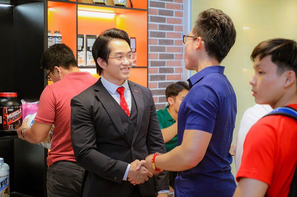 “Gym chúa” Duy Nguyễn phát ngôn gây sốc về vợ chồng nghệ sĩ Chí Tài là ai? - 4