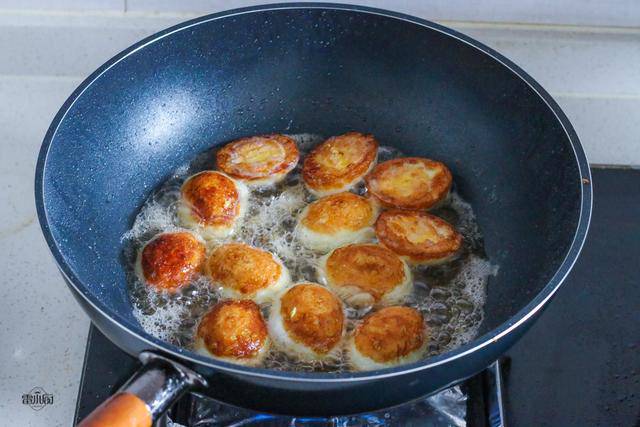 Trứng luộc xong rồi đem nấu thành món mặn tuyệt ngon, thơm phức chồng phải khen vợ đại tài - 4