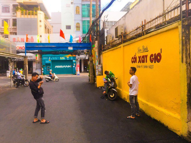 Teen nói gì khi “bức tường vàng huyền thoại” ở Đà Lạt bất ngờ xuất hiện tại Sài Gòn? - 2