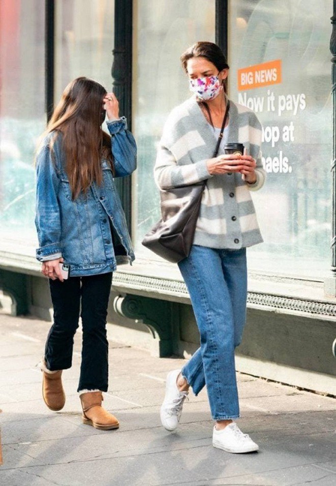 Mới 14 tuổi, Suri amp;#34;trổ giòamp;#34; cao lớn ngang ngửa mẹ, đi với Katie trông như 2 chị em - 2
