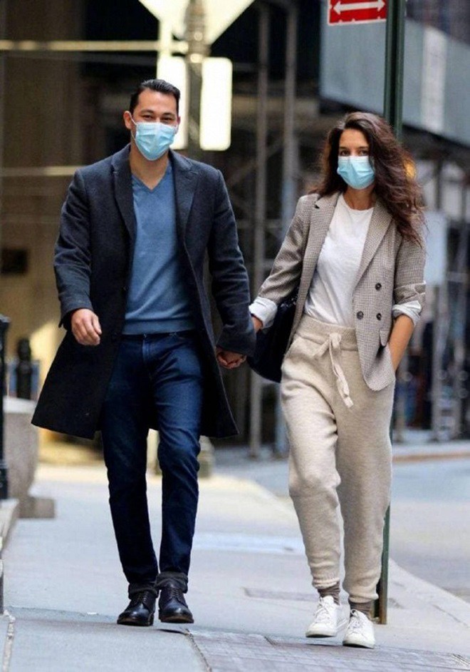 Mới 14 tuổi, Suri amp;#34;trổ giòamp;#34; cao lớn ngang ngửa mẹ, đi với Katie trông như 2 chị em - 7