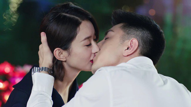 Nữ thần ngôn tình Cbiz hôn amp;#34;tê hết miệng lưỡiamp;#34; với đàn em, khẳng định đến chết cũng không quên - 1