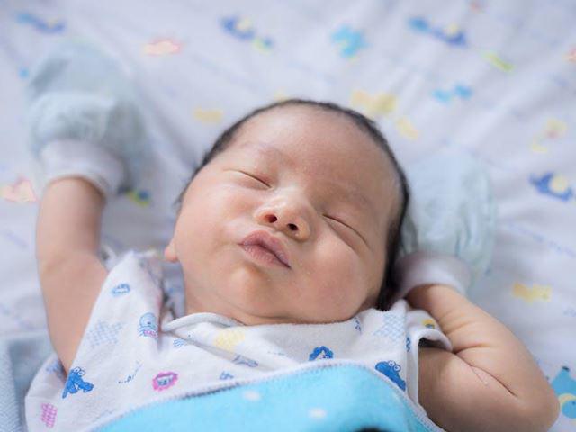 Trẻ sơ sinh hay vặn mình đánh hơi có sao không? - 3