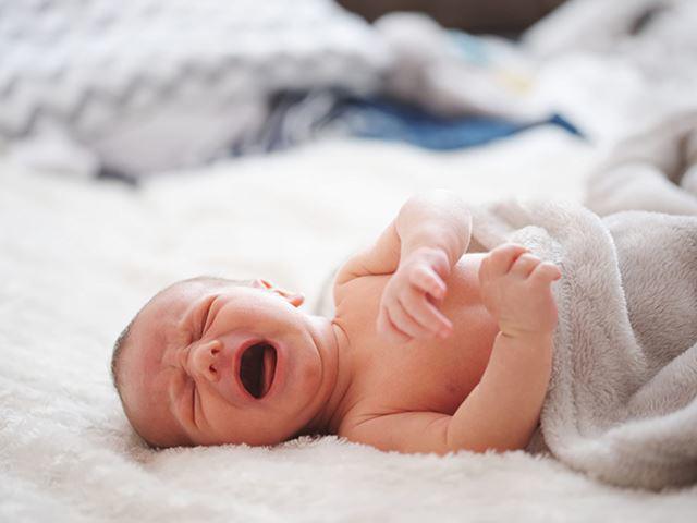 Trẻ sơ sinh hay vặn mình đánh hơi có sao không? - 2
