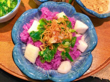 9X mách cách làm xôi sắn lá cẩm rưới đẫm mỡ hành thơm nức, nóng hổi vừa thổi vừa ăn