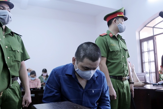 Chiều ngày 16/12, TAND quận Phú Nhuận, TP.HCM tiếp tục mở phiên toà xét xử sơ thẩm vụ án “Vi phạm quy định về tham gia giao thông đường bộ” đối với bị cáo Nguyễn Trần Hoàng Phong (SN: 1988, ngụ quận Gò Vấp). Phong là người lái xe Mercedes gây tai nạn, khiến người chạy GrabBike tử vong, nữ tiếp viên hàng không bị thương tật 79%.