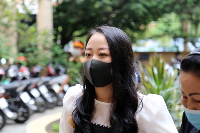 Vụ tai nạn khiến tôi không đi đứng như người bình thường, đi phải có nạng. Trước đây tôi là người rất yêu đời, thích bay nhảy và rất yêu công việc tiếp viên hàng không vì đó là công việc mơ ước. Giờ tôi giống như người tàn tật, từ bỏ công việc mơ ước không được làm nữa, con cái, lo rất nhiều thứ, gánh nặng tài chính, sức khỏe, mất mát rất nhiều thứ. Cuộc sống của tôi như đi vào ngõ cụt sau tai nạn”, chị Hường kể.
