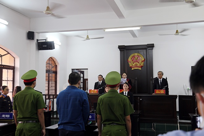 Sau khi xem các tình tiết tăng nặng, giảm nhẹ, HĐXX đã tuyên phạt bị cáo Nguyễn Trần Hoàng Phong mức án 7 năm 6 tháng tù giam. Về trách nhiệm dân sự, tòa yêu cầu bị cáo Phong bồi thường cho bị hại Nguyễn Thị Bích Hường hơn 1,4 tỉ đồng, bồi thường cho gia đình bị hại tài xế GrabBike tử vong 477 triệu đồng.