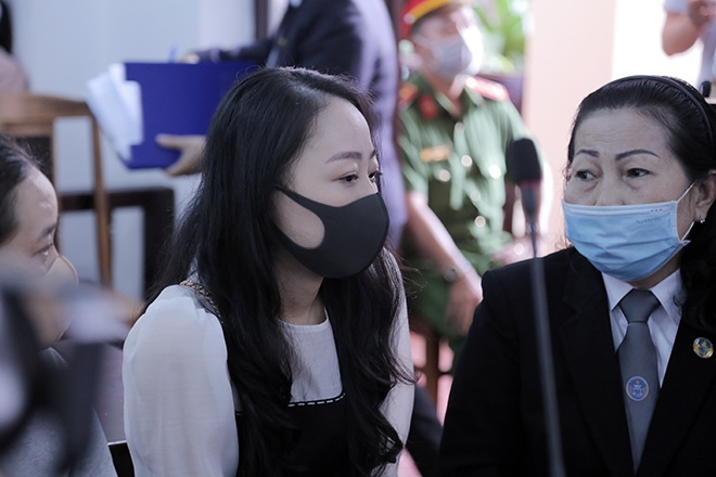 Khi phiên xử kết thúc, bị hại Hường cho rằng mức án đối với bị cáo Phong vẫn chưa đủ mức răn đe. “Hành vi của bị cáo gây ra rất nghiêm trọng khiến 1 người tử vong, tôi bị thương tật 79%. So với những gì bị cáo gây ra thì mức án như vậy vẫn còn nhẹ”.