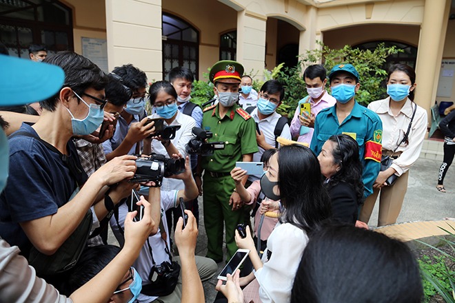 Vụ án thu hút sự quan tâm của các cơ quan truyền thông. Trong ảnh, nữ bị hại Bích Hường chia sẻ với các phóng viên sau khi phiên tòa kết thúc.
