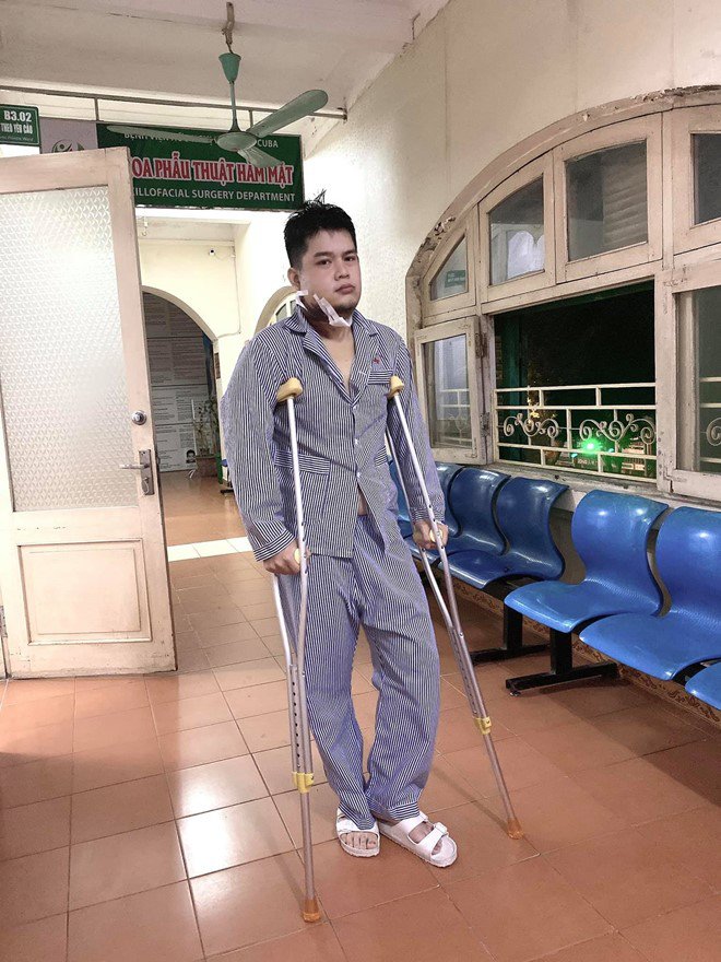 Thí sinh Gương Mặt Thân Quen chống nạng ở bệnh viện, phát hiện khối u lớn ở xương hàm - 2