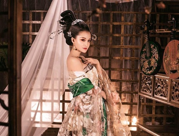 Tì nữ xảo trá bị vua hoang dâm bắt ép khỏa thân cho thiên hạ chiêm ngưỡng - 2