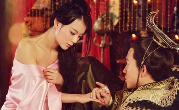Tì nữ xảo trá bị vua hoang dâm bắt ép khỏa thân cho thiên hạ chiêm ngưỡng - 3