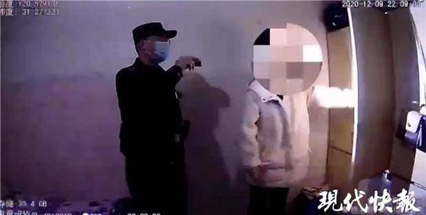 Nghe tiếng động lạ, cô gái mở cửa tủ quần áo thì tái mặt vì cảnh tượng trước mắt - 1