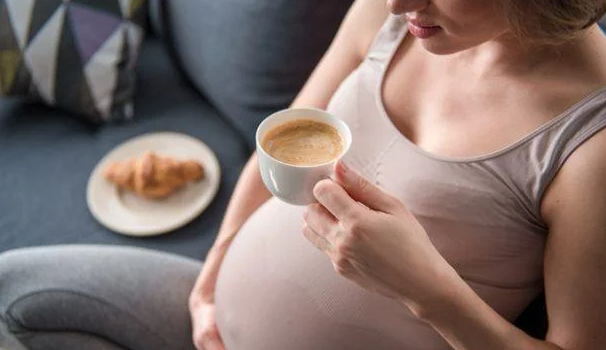 Bà bầu uống cafe sữa được không, có ảnh hưởng đến thai nhi không? - 2