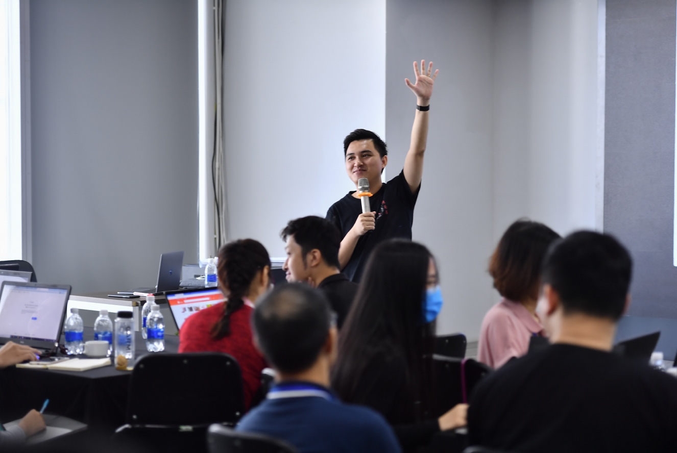 Trần Anh Dũng: Từ chàng trai trẻ đến Quân sư giới nhập hàng - 1