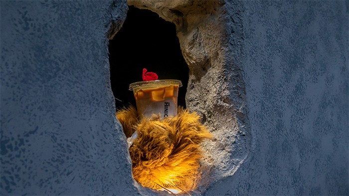 Quán cà phê chỉ có 1 cái lỗ trên tường, câu chuyện phía sau khiến khách ùn ùn đến mua - 1