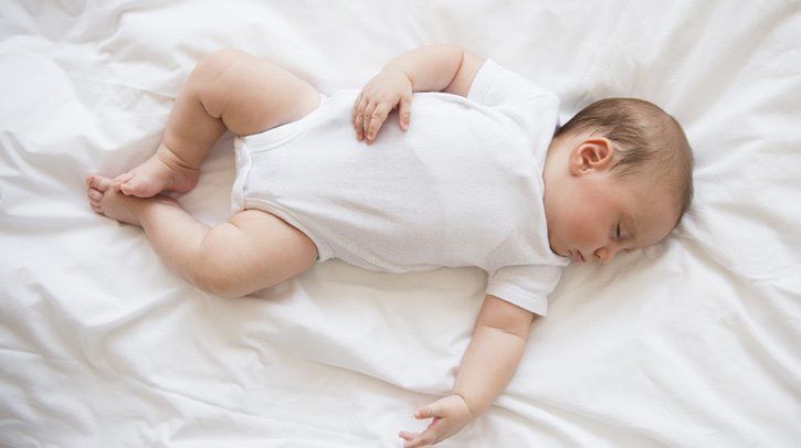 Trẻ sơ sinh thích quỳ gối nằm sấp khi ngủ, mẹ coi chừng bé vướng 3 vấn đề - 4
