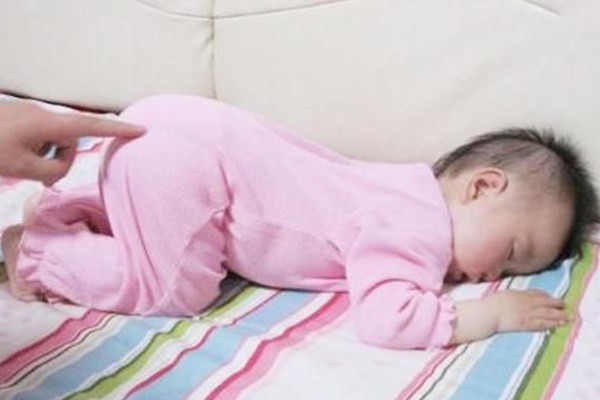 Trẻ sơ sinh thích quỳ gối nằm sấp khi ngủ, mẹ coi chừng bé vướng 3 vấn đề - 1