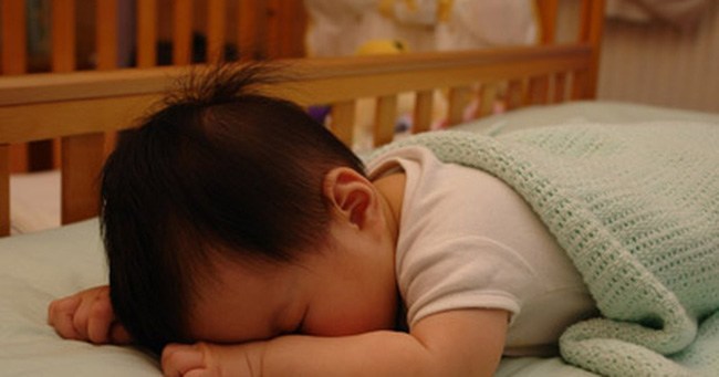 Trẻ sơ sinh thích quỳ gối nằm sấp khi ngủ, mẹ coi chừng bé vướng 3 vấn đề - 3