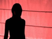 Tin tức - Gã chồng bệnh hoạn ép vợ ngủ với bạn, mặc hở hang chụp ảnh "nóng"