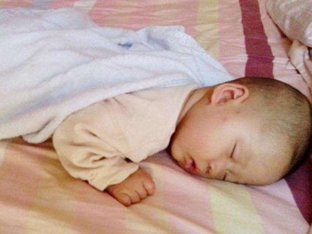 3 hiện tượng khi ngủ của trẻ chứng tỏ cha mẹ cho ăn quá nhiều, dạ dày tổn thương