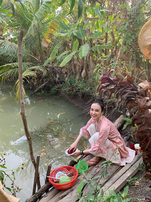 Lên thảm đỏ không ai lộng lẫy bằng, nhưng Angela Phương Trinh đứng bán cơm chỉ diện áo dài sen - 3