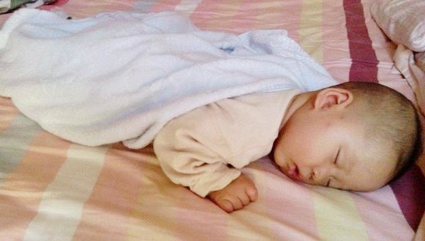 3 hiện tượng khi ngủ của trẻ chứng tỏ cha mẹ cho ăn quá nhiều, dạ dày tổn thương - 1