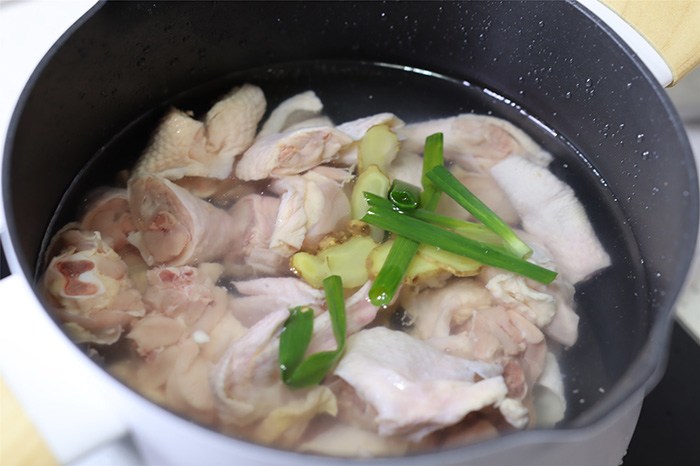 Khi kho thịt gà công nghiệp, cần thêm bước này để gà luôn thơm ngon, không tanh - 4