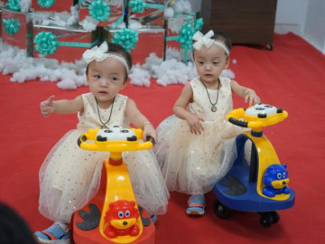 Trúc Nhi, Diệu Nhi lanh lợi, vui tươi đi những bước đi đầu tiên đón Giáng sinh