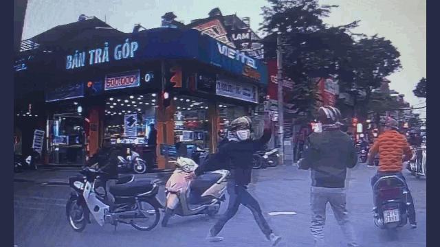 Clip Eva - Va chạm nhẹ, 2 người đàn ông tung đòn đánh nhau giữa phố