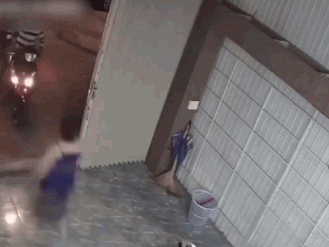 Clip Eva - Nữ gia chủ "tung cước" đuổi đánh 2 tên trộm giành lại xe SH