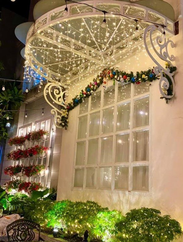 Vợ chồng Thúy Hạnh trang trí Giáng sinh, nổi bật nhất là căn nhà 2 mặt tiền sáng rực - 4