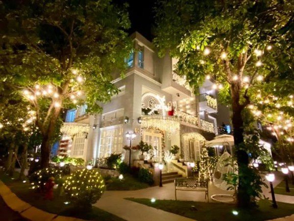 Vợ chồng Thúy Hạnh trang trí Giáng sinh, nổi bật nhất là căn nhà 2 mặt tiền sáng rực - 5