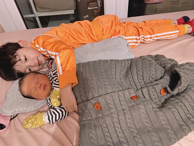 Kỳ Hân bị nhận xét là phân biệt đối xử với 2 con trai sau khi sinh - 3