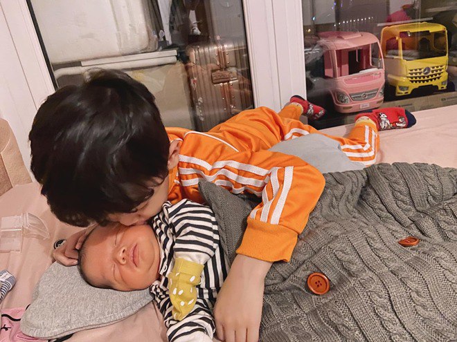 Kỳ Hân bị nhận xét là phân biệt đối xử với 2 con trai sau khi sinh - 4