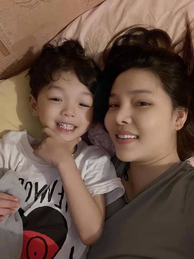 Kỳ Hân bị nhận xét là phân biệt đối xử với 2 con trai sau khi sinh - 5
