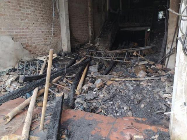 Người lạ bịt mặt, phóng hỏa đốt nhà lúc nửa đêm, bà bầu cùng con nhỏ may mắn thoát chết