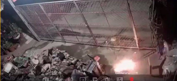 Người lạ bịt mặt, phóng hỏa đốt nhà lúc nửa đêm, bà bầu cùng con nhỏ may mắn thoát chết - 2