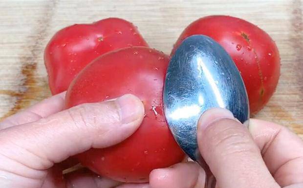 Không cần dùng nước sôi để lột vỏ cà chua, học chiêu này 10 giây là bóc xong vỏ - 3