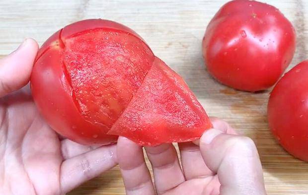 Không cần dùng nước sôi để lột vỏ cà chua, học chiêu này 10 giây là bóc xong vỏ - 4