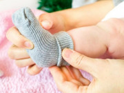 Sức khỏe - Tranh cãi mùa đông có nên đeo tất cho con khi ngủ: Giám đốc bệnh viện thể thao khuyên gì?​​​​​​​