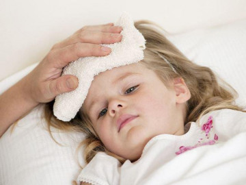 Trẻ 3 tuổi bị sốt và nôn, mẹ nên làm gì?