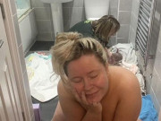 Bà bầu - Mẹ bẽn lẽn chụp ảnh khoe vừa sinh, nhìn khung cảnh phía sau nhiều người hoảng hốt