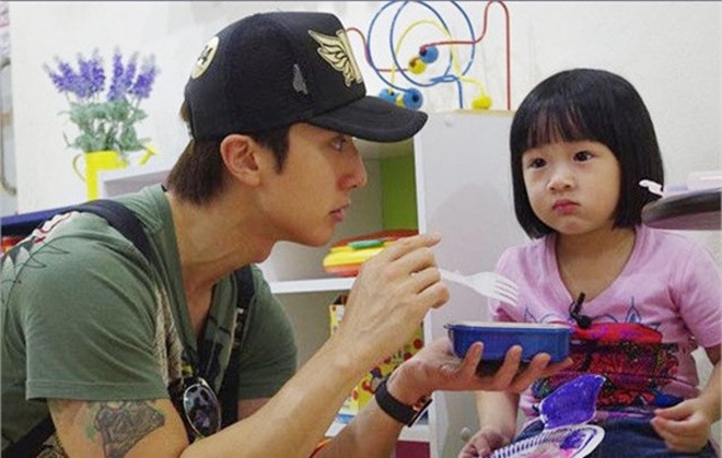 Tài tử giấu vợ như giấu vàng con gái 10 tuổi ngày càng phổng phao, xứng đáng thi hoa hậu - 4