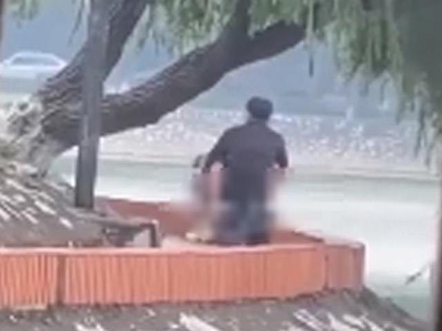 Clip đôi bạn trẻ thản nhiên diễn cảnh nóng trong công viên ở Hưng Yên, MXH dậy sóng