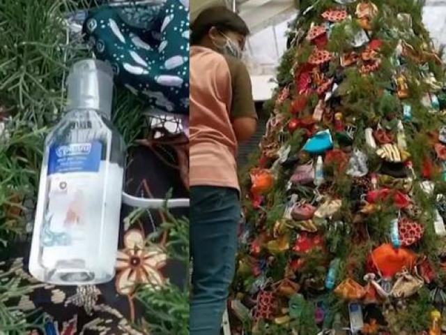 Trang trí cây thông Noel bằng khẩu trang và nước sát khuẩn