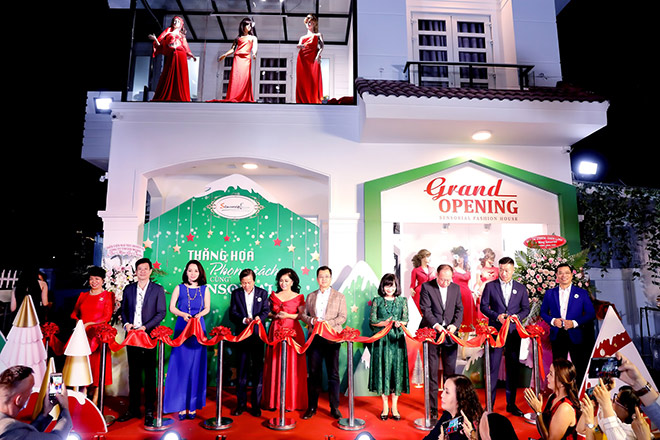 Doanh nhân và người nổi tiếng chúc mừng Sensorial Fashion House khai trương - 1