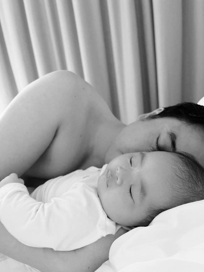 Vợ trẻ hé lộ cảnh Dương Khắc Linh chăm con: Cởi trần ôm con ngủ, tự tay thay bỉm - 6