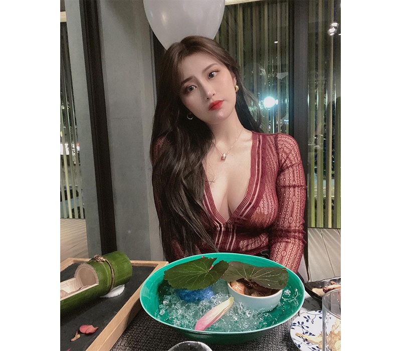 Trang instagram của hot girl này hiện tại đang thu hút hơn 1 triệu người theo dõi. Con số này vẫn tăng lên từng ngày, đặc biệt là sau bài đăng gây bão đêm Giáng sinh vừa qua.
